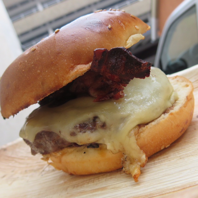 Wagyu Burger nur mit Käse und Bacon. Ein Geschmackserlebnis