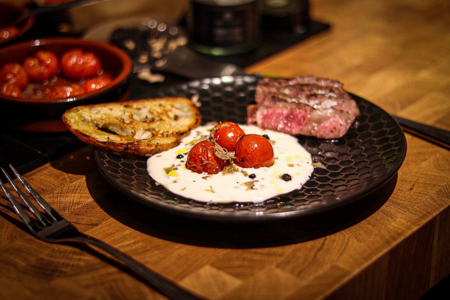 Ribeye mit geschmolzenen Tomaten auf Joghurt – Westwood BBQ Ribeye mit geschmolzenen Tomaten auf Joghurt – Westwood BBQ